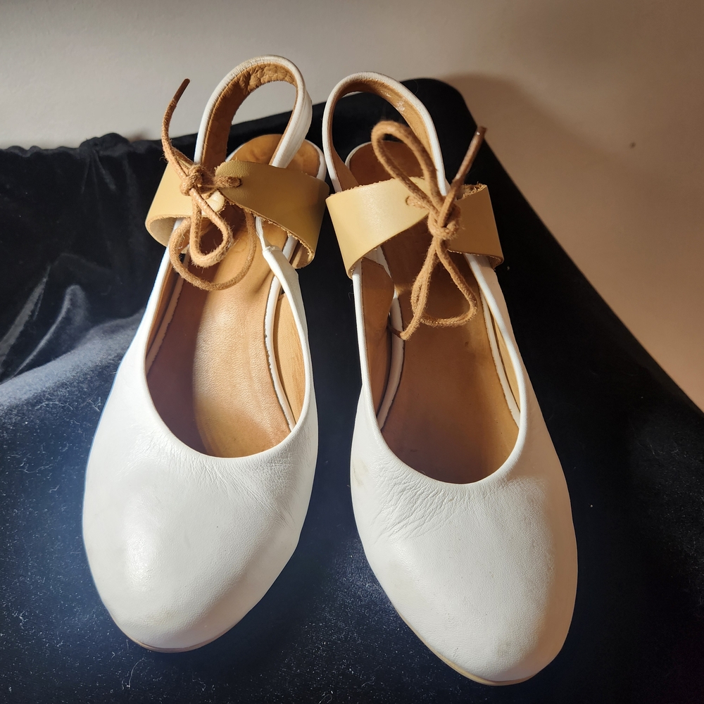 Bueno Women's Tan Leather Heels - Picture 4 of 5